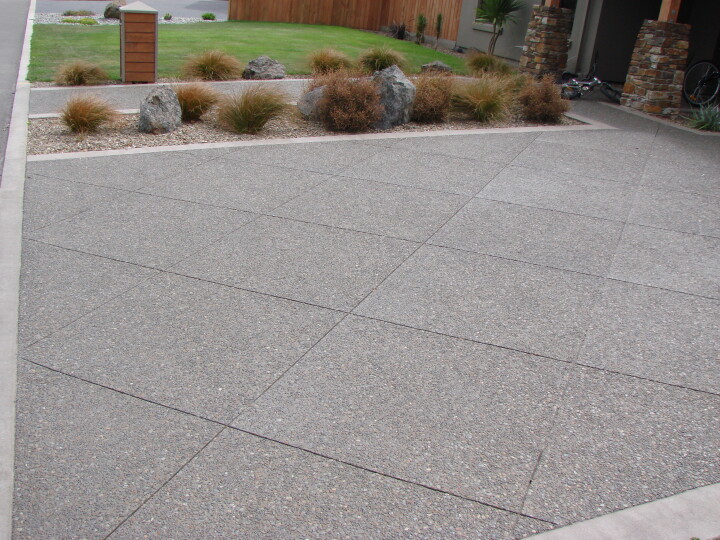 Exposed agregate with diagnol sawcuts and plain concrete edges
